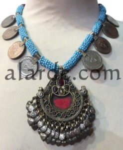 Alternative view of Collar tribal con colgante