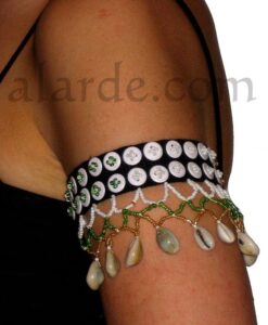 Armband, headband or necklace with buttons and shells