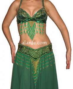 Conjunto bordado con lentejuelas combinado con dorado