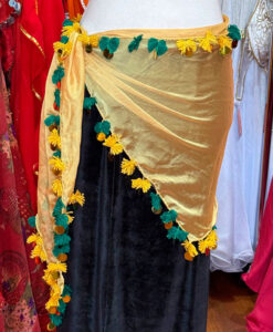 Pañuelo con pompones y lentejuelas