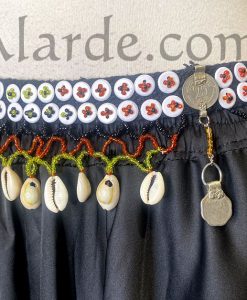 Alternative view of Cinturón tribal con botones y caracolitas