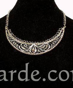 Collar media luna oriental