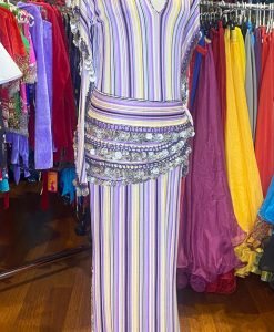 Alternative view of Túnica de Saeede con pañuelo de cabeza y cadera